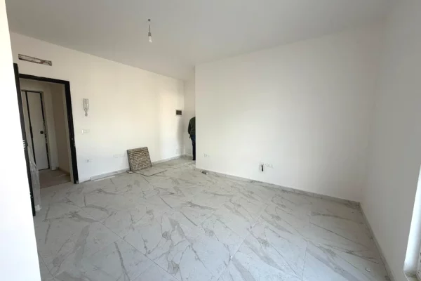 Shtepi ne shitje Apartament ne Tirane, 1+1, Mobilimi Bosh, pa mobiluar, Pagesa 100,000  Euro.