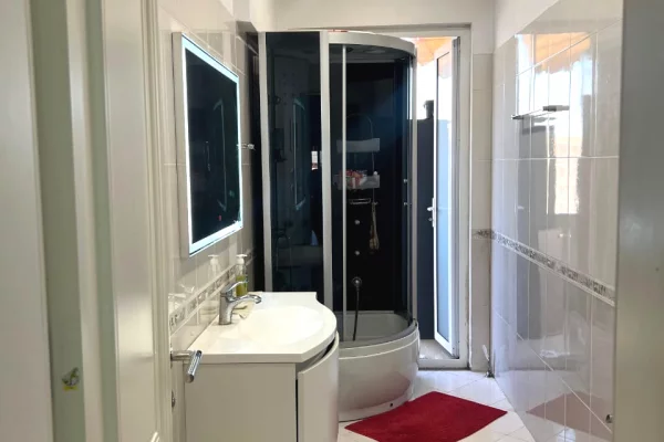 Shtepi me qera Apartament ne Tirane, 2+1, Mobilimi E mobiluar, Pagesa 550  Euro.