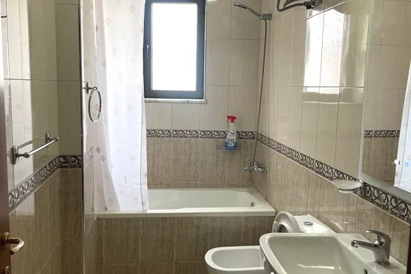 Shtepi me qera Apartament ne Tirane, 2+1, Mobilimi E mobiluar, Pagesa 1,000  Euro.