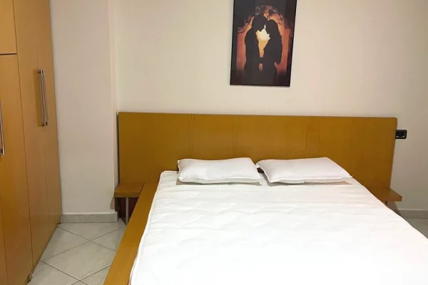 Shtepi me qera Apartament ne Tirane, 2+1, Mobilimi E mobiluar, Pagesa 1,000  Euro.