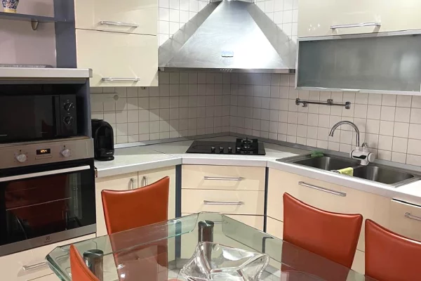 Shtepi me qera Apartament ne Tirane, 2+1, Mobilimi E mobiluar, Pagesa 1,000  Euro.