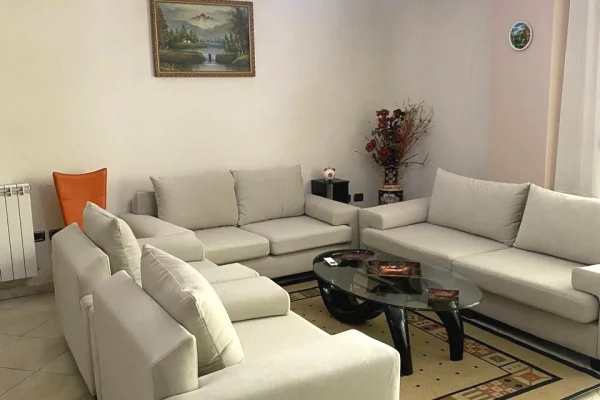 Shtepi me qera Apartament ne Tirane, 2+1, Mobilimi E mobiluar, Pagesa 1,000  Euro.