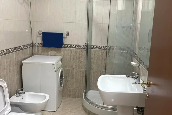 Shtepi me qera Apartament ne Tirane, 2+1, Mobilimi E mobiluar, Pagesa 1,000  Euro.