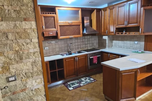 Shtepi me qera Apartament ne Tirane, 3+1, Mobilimi E mobiluar, Pagesa 750  Euro.