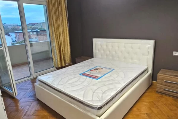 Shtepi me qera Apartament ne Tirane, 3+1, Mobilimi E mobiluar, Pagesa 750  Euro.