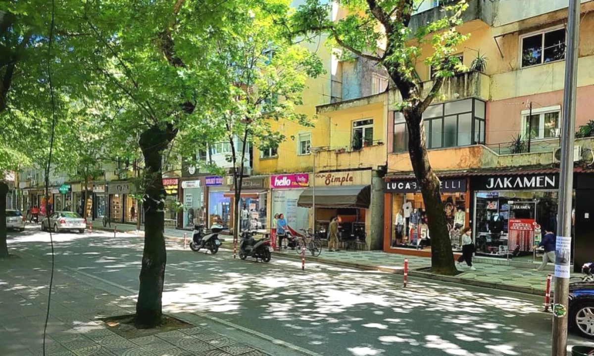 Shtepi me qera Apartament ne Tirane, 2+1, Mobilimi E mobiluar, Pagesa 1,300  Euro.