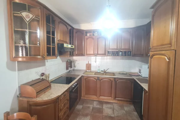 Shtepi me qera Apartament ne Tirane, 2+1, Mobilimi E mobiluar, Pagesa 600  Euro.