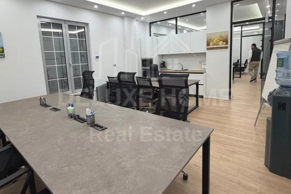  Jepet Zyrë me Qira – Pranë Parlamentit