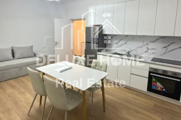 JEPET HYRJE ME QERA – 1+1 (Vilë 3-katëshe)