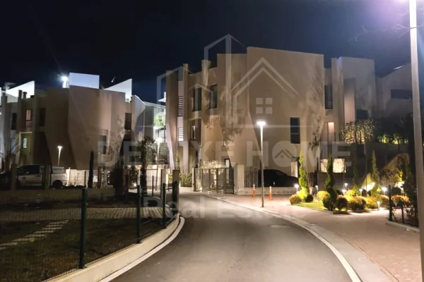 Shtepi me qera Vila Luksoze ne Tirane, 2+1, Mobilimi E mobiluar, Pagesa 5,000  Euro.