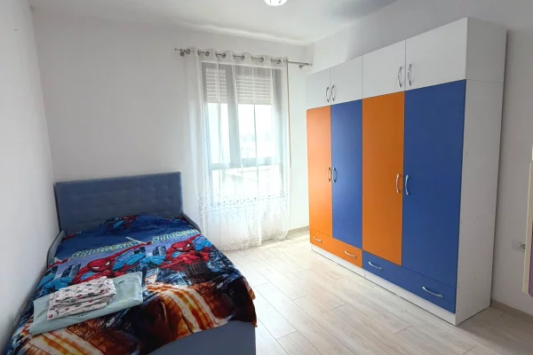 Shtepi me qera Apartament ne Tirane, 3+1, Mobilimi E mobiluar, Pagesa 65,000  Leke.