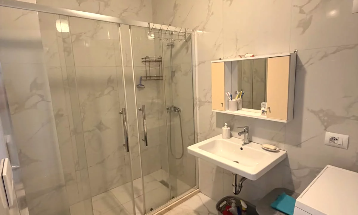 Shtepi me qera Apartament ne Tirane, 3+1, Mobilimi E mobiluar, Pagesa 65,000  Leke.