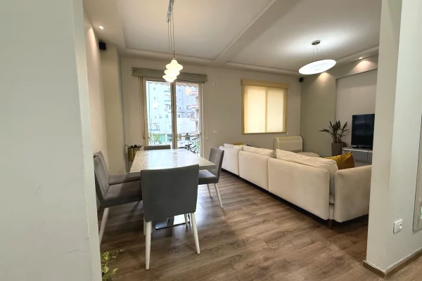  Jepet me qira apartament 2+1 pranë Xhamisë së Selit, Tiranë