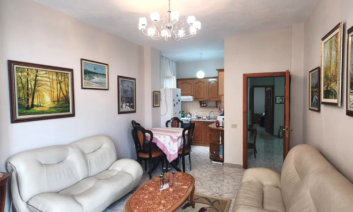 Shtepi me qera Apartament ne Tirane, 3+1, Mobilimi E mobiluar, Pagesa 650  Euro.