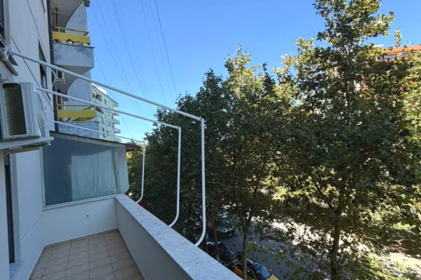 Shtepi me qera Apartament ne Tirane, 1+1, Mobilimi Pjeserisht e mobiluar, Pagesa 50,000  Leke.