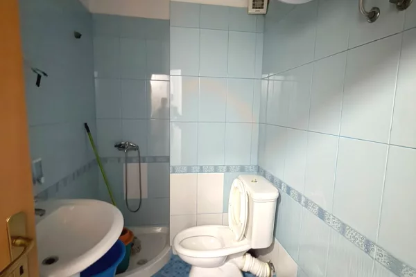 Shtepi me qera Apartament ne Tirane, 1+1, Mobilimi Pjeserisht e mobiluar, Pagesa 50,000  Leke.