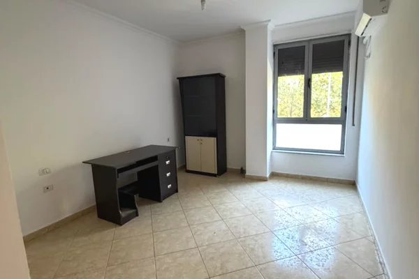 Shtepi me qera Apartament ne Tirane, 1+1, Mobilimi Pjeserisht e mobiluar, Pagesa 50,000  Leke.