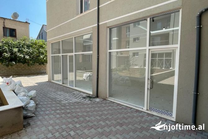 Ambiente Commerciale in Affitto 1+1 a Tirana - 800 Euro