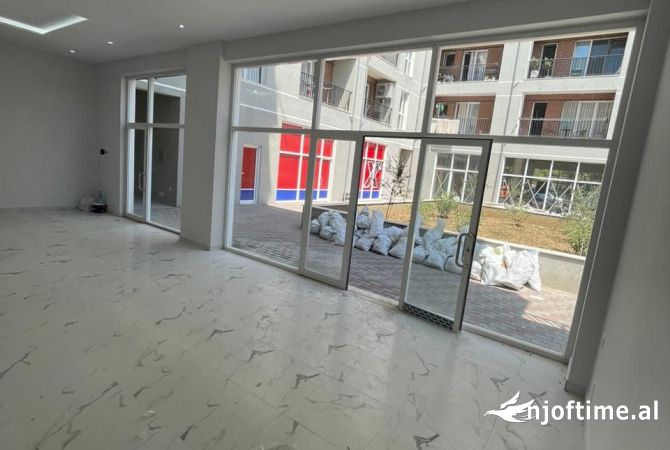 Ambiente Commerciale in Affitto 1+1 a Tirana - 800 Euro