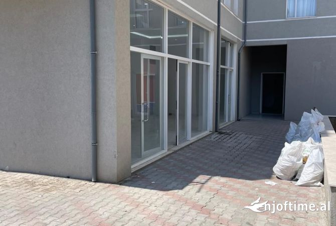 Ambiente Commerciale in Affitto 1+1 a Tirana - 800 Euro