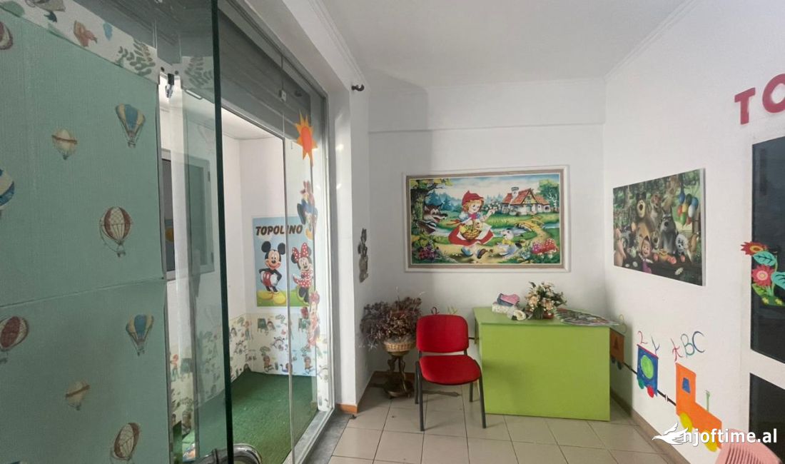 Ambjent Biznesi me Qera 250m/2 (Kopsht Femijesh Kamez)