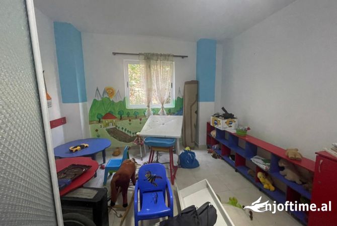 Ambjent Biznesi me Qera 250m/2 (Kopsht Femijesh Kamez)