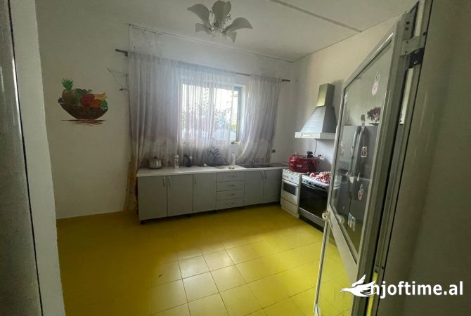 Ambiente Commerciale in Affitto 1+1 a Tirana - 1,000 Euro