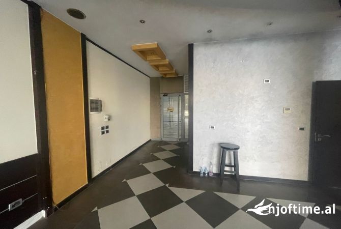 Shitet Ose Jepet me Qera Ambjent Biznesi (BLV Blu Kamez)