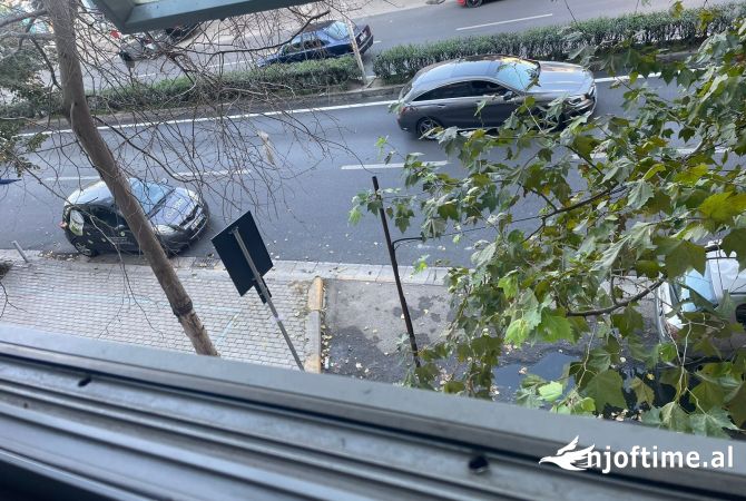 Shitet Ose Jepet me Qera Ambjent Biznesi (BLV Blu Kamez)