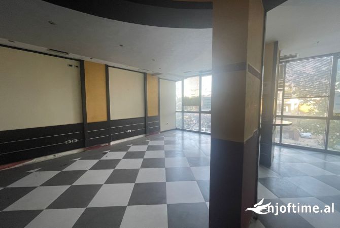 Shitet Ose Jepet me Qera Ambjent Biznesi (BLV Blu Kamez)