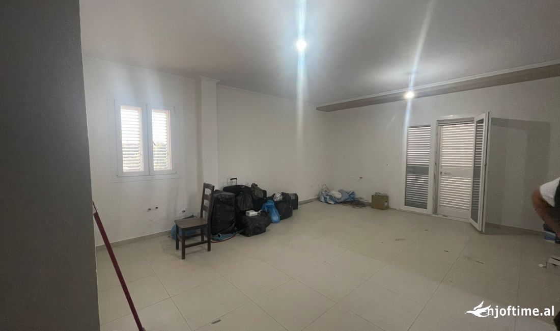 Qera Jepen 2 Ambjente Zyrash nga 25m/2 (Kamez)