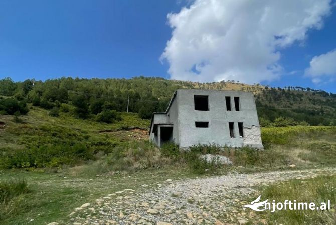 Ambiente Commerciale in Vendita 5+1 a Kruja - 60,000 Euro