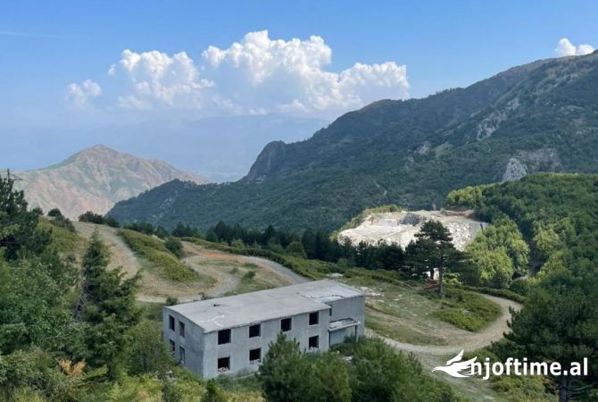 Ambiente Commerciale in Vendita 5+1 a Kruja - 60,000 Euro