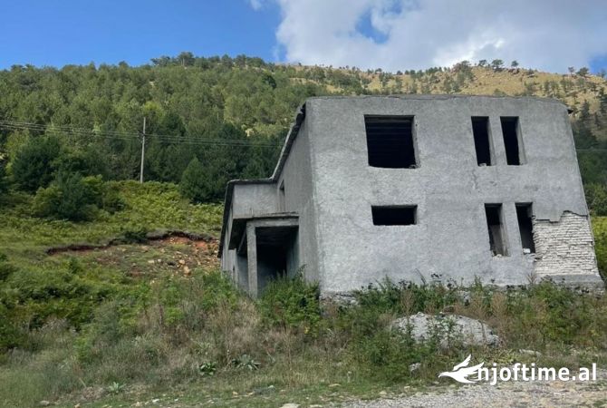 Ambiente Commerciale in Vendita 5+1 a Kruja - 60,000 Euro