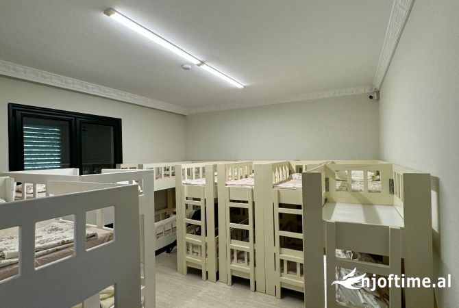 Ambiente Commerciale in Affitto 3+1 a Tirana - 1,000 Euro