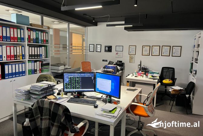 Ambiente Commerciale in Affitto 3+1 a Tirana - 1,100 Euro