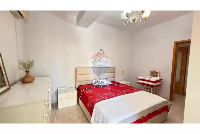 Shtepi me qera Apartament ne Tirane, 3+1, Mobilimi E mobiluar, Pagesa 70,000  Leke.