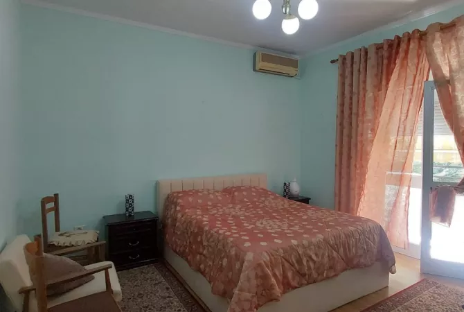 Shtepi me qera Apartament ne Tirane, 3+1, Mobilimi E mobiluar, Pagesa 650  Euro.