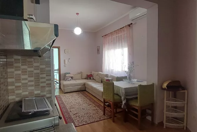 Shtepi me qera Apartament ne Tirane, 3+1, Mobilimi E mobiluar, Pagesa 650  Euro.