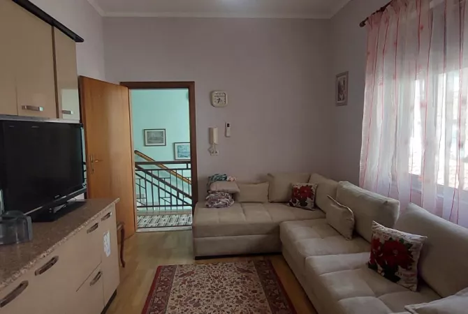 Shtepi me qera Apartament ne Tirane, 3+1, Mobilimi E mobiluar, Pagesa 650  Euro.