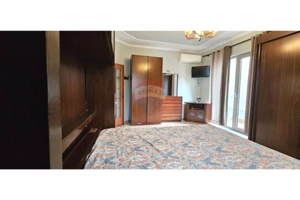 Shtepi me qera Apartament ne Tirane, 3+1, Mobilimi E mobiluar, Pagesa 750  Euro.