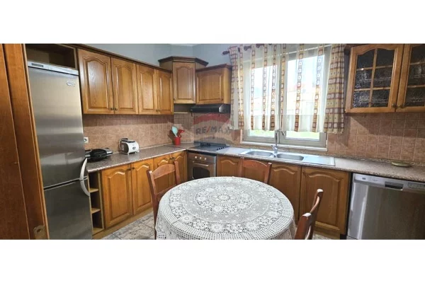 Shtepi me qera Apartament ne Tirane, 3+1, Mobilimi E mobiluar, Pagesa 750  Euro.