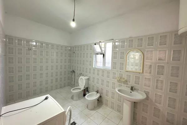 Shtepi me qera Apartament ne Tirane, 2+1, Mobilimi E mobiluar, Pagesa 45,000  Leke.