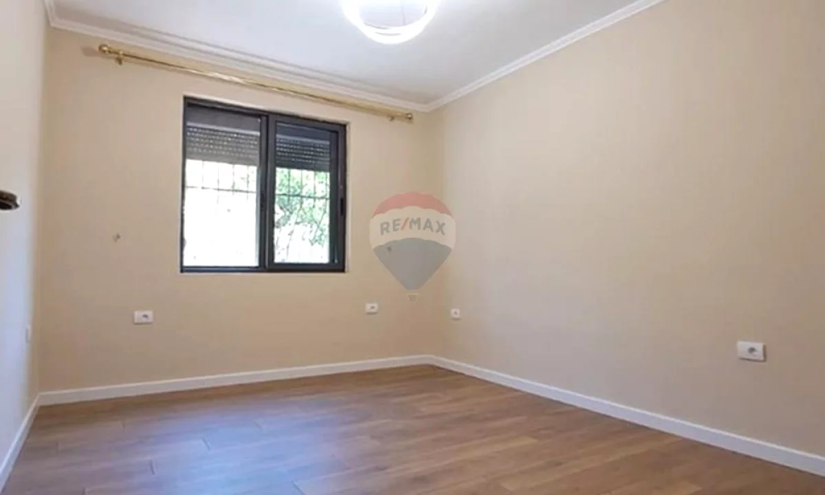 Shtepi ne shitje Apartament ne Tirane, 2+1, Mobilimi Pjeserisht e mobiluar, Pagesa 143,000  Euro.