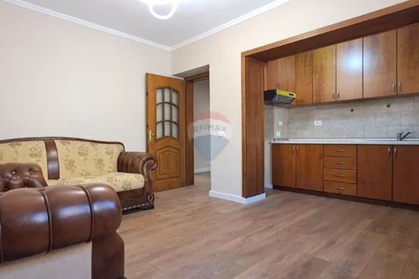 Shtepi ne shitje Apartament ne Tirane, 2+1, Mobilimi Pjeserisht e mobiluar, Pagesa 143,000  Euro.