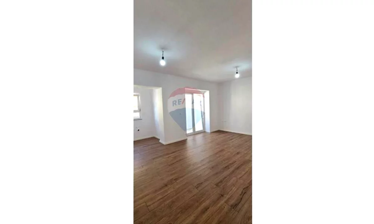 Shtepi ne shitje Apartament ne Tirane, 1+1, Mobilimi E mobiluar, Pagesa 153,000  Euro.