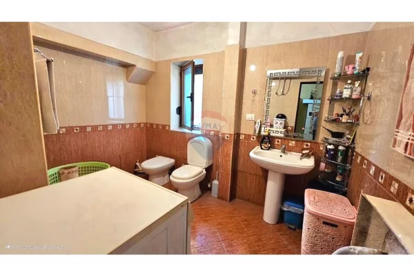 Shtepi ne shitje Apartament ne Tirane, 3+1, Mobilimi E mobiluar, Pagesa 175,000  Euro.