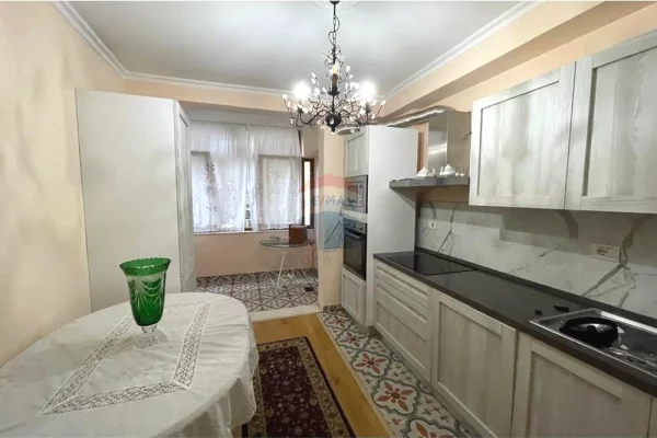 Shtepi me qera Apartament ne Tirane, 2+1, Mobilimi E mobiluar, Pagesa 1,000  Euro.