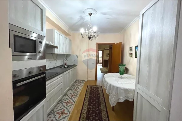 Shtepi me qera Apartament ne Tirane, 2+1, Mobilimi E mobiluar, Pagesa 1,000  Euro.