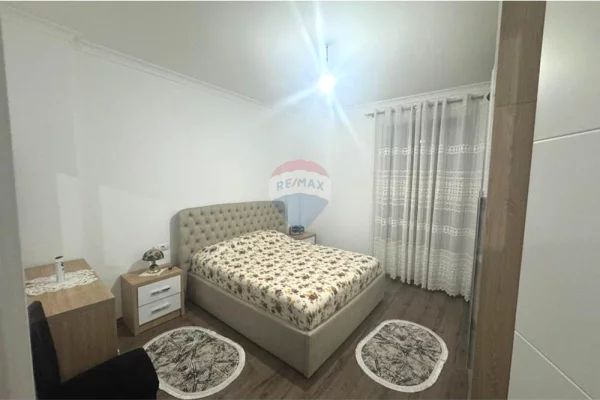 Shtepi ne shitje Apartament ne Tirane, 2+1, Mobilimi E mobiluar, Pagesa 179,000  Euro.